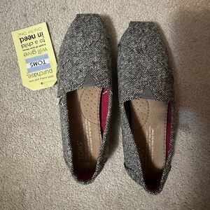 Toms- never worn